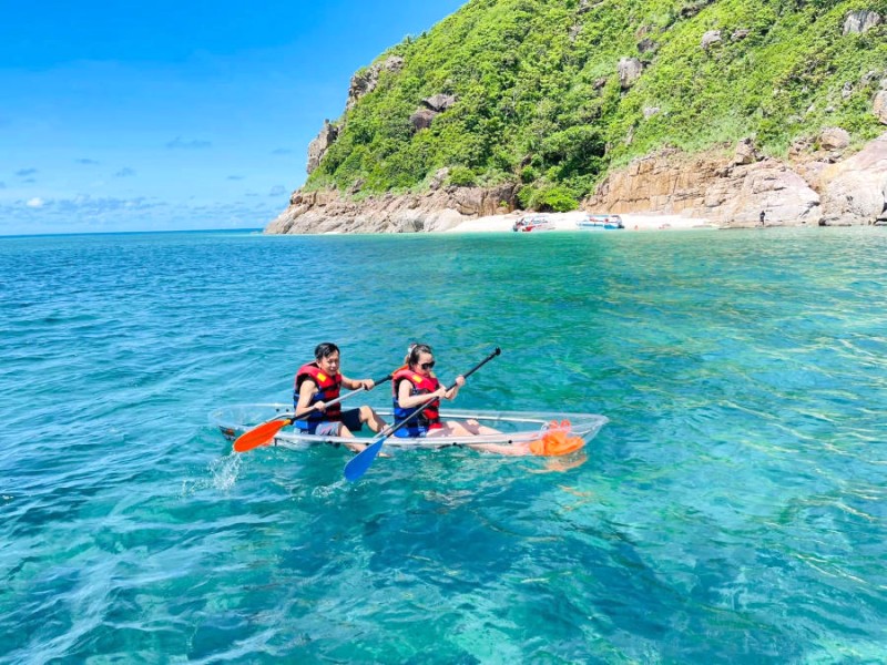 Chèo kayak trong suốt, khám phá Côn Đảo mang đến trải nghiệm độc đáo, khó tìm thấy ở nơi khác.