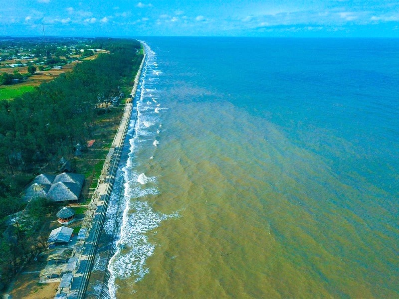 Biển Ba Động đẹp với hàng phi lao xanh ngát, sở hữu bãi cát dài hơn 10km hiếm có miền Tây.