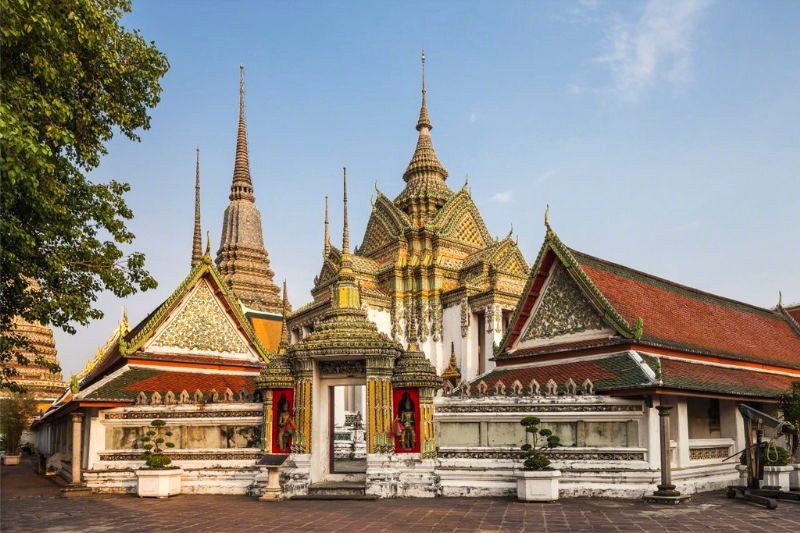 Chùa Wat Pho nổi tiếng với kiến trúc cổ kính và tượng Phật nằm dát vàng dài 46m.