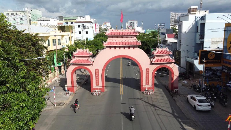 Nổi tiếng trên truyền thông, Cổng Tam Quan Rạch Giá thường bị nhầm tưởng là điểm du lịch, thu hút sự chú ý của nhiều người.