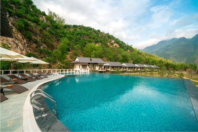 Mai Châu Mountain View Resort ẩn mình giữa núi non hùng vĩ, hòa cùng thiên nhiên hoang sơ.