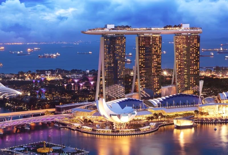 Marina Bay Sands: Toàn cảnh tráng lệ từ trên cao, kiến trúc ấn tượng.