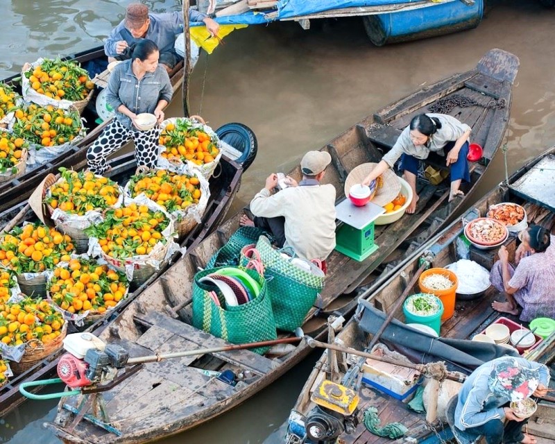 Chợ nổi Cái Răng, tọa lạc tại ngã ba sông Hậu và sông Cái Răng, là biểu tượng đặc trưng của miền Tây sông nước.