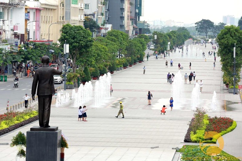 Hồ Chí Minh ngắm bến Bạch Đằng.