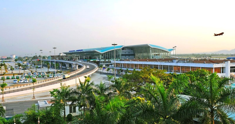 Sân bay Quốc tế Đà Nẵng, với hàng trăm chuyến bay mỗi ngày, cách trung tâm thành phố 5,5km, thuận tiện cho du khách di chuyển.