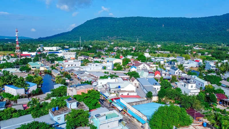 Làng chài Hàm Ninh (Phú Quốc) thu hút du khách bởi khung cảnh hữu tình với bờ biển dài và những ngọn đồi hùng vĩ.