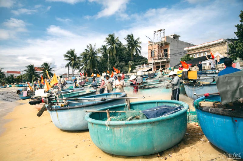 Nhiếp ảnh gia Phùng Ngô đã ghi lại vẻ đẹp thơ mộng của Làng chài Xuân Hải trong chuyến du lịch Phú Yên gần đây.