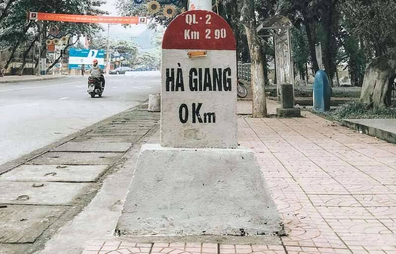 Nằm ngay trung tâm thành phố, Cột mốc Km số 0 thuận tiện cho hành trình khám phá Hà Giang 3N2Đ của bạn.