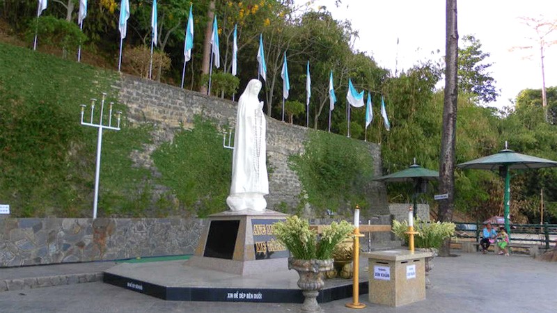 Tượng Đức Mẹ Tà Pao (Notre-dame de Ta Pao) là một trong những trung tâm hành hương Công giáo lớn nhất Việt Nam.