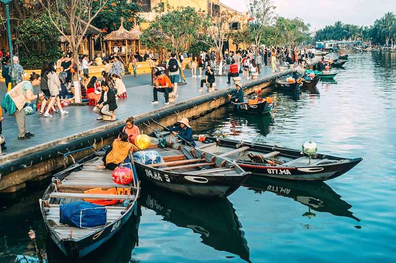 Nửa ngày dạo chơi Hội An đủ để bạn say đắm nét đẹp cổ kính của phố cổ, của con người nơi đây. Rời đi, bạn sẽ mãi nhớ nhung từng góc phố, từng nụ cười hiền hậu.