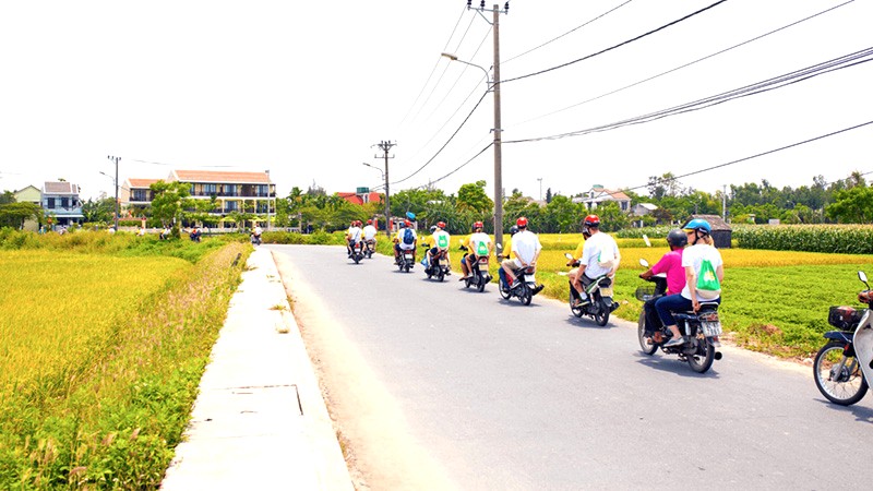 Khám phá làng quê Hội An bằng xe máy, bạn sẽ được hòa mình vào cuộc sống như người dân địa phương, tận hưởng khung cảnh đồng nội xanh rì thơ mộng.