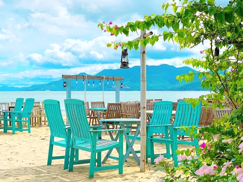 Surf Bar Quy Nhơn: Vị trí đẹp, sát biển Xuân Diệu.