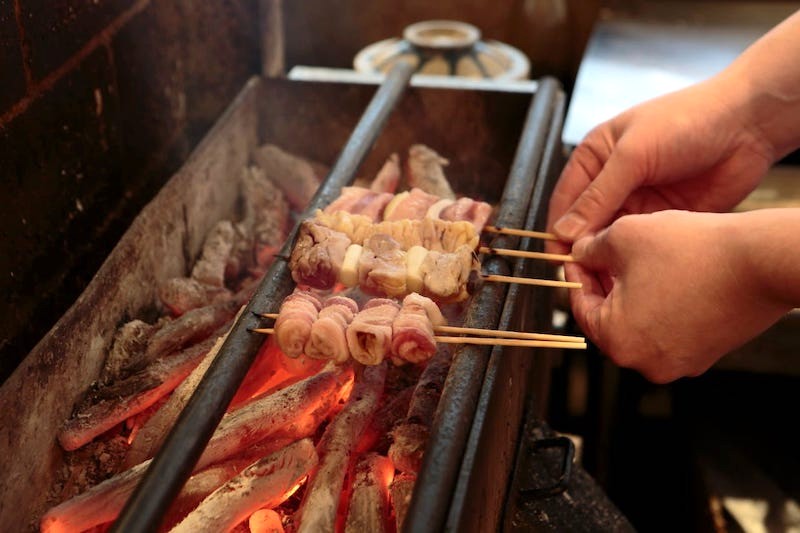 Gừng nồng, dầu vừng béo, mật ong ngọt thanh hòa quyện trong Yakitori, tạo nên hương vị đậm đà, chinh phục vị giác ngay lần đầu thưởng thức.