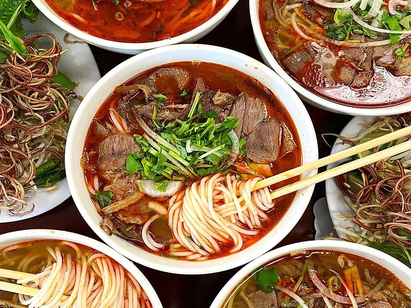 Bún bò Huế, đặc sản nổi tiếng xứ Huế.