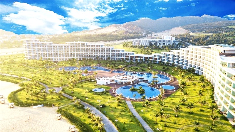 FLC Luxury Resort Quy Nhơn: Biển hoang sơ, xanh mát.