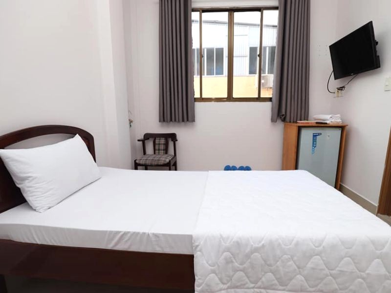 Phòng Phuc Long 2 Hotel thoáng mát với cửa sổ.