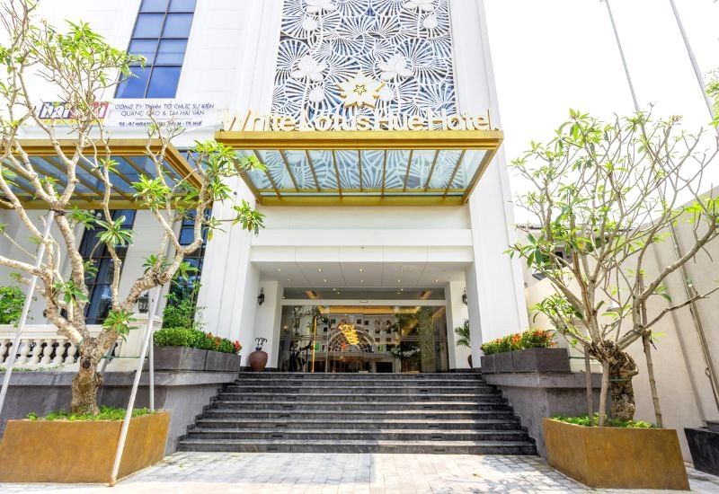 Ghé thăm White Lotus Hotel, điểm lưu trú sang trọng hàng đầu trong Top 5 khách sạn Huế gần cầu Trường Tiền.