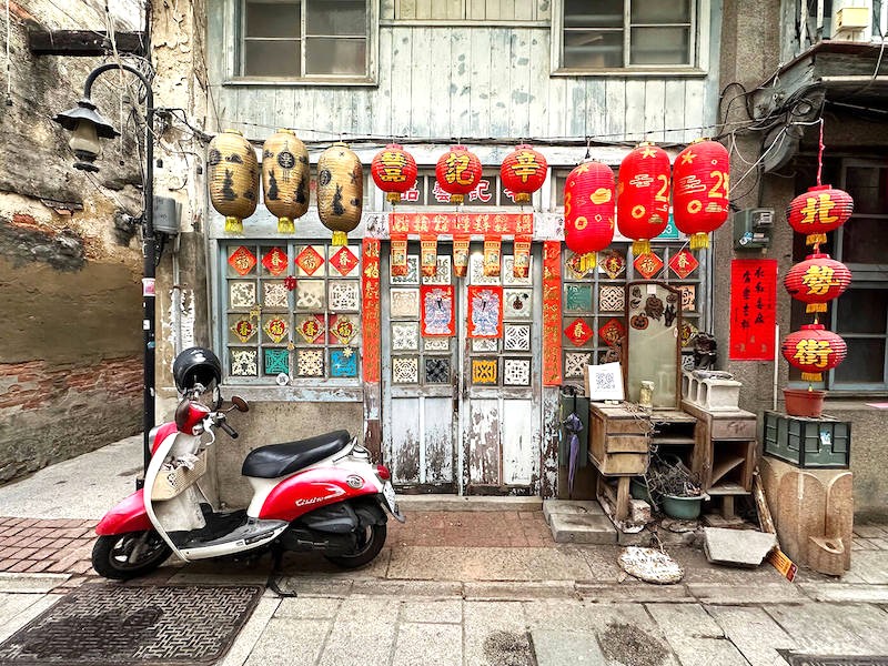 Đài Nam có khí hậu nhiệt đới gió mùa, nóng ẩm vào mùa hè, ấm mát vào mùa đông.