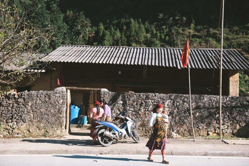 Nếp nhà cũ kỹ, bình dị là nét đặc trưng của làng quê Hà Giang.