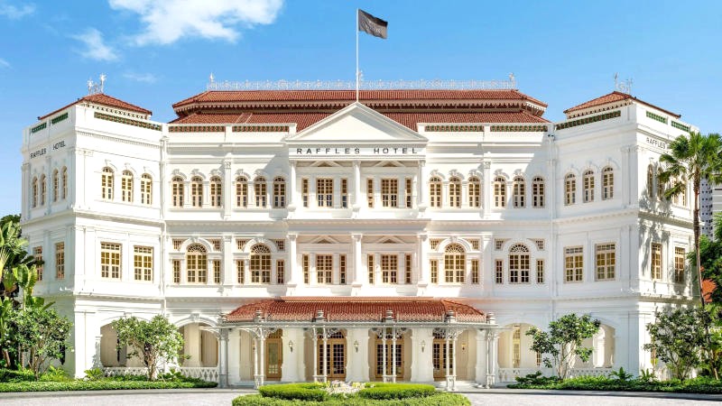 Khách sạn Raffles Singapore sang trọng, vị trí trung tâm, nhận được nhiều đánh giá tích cực.