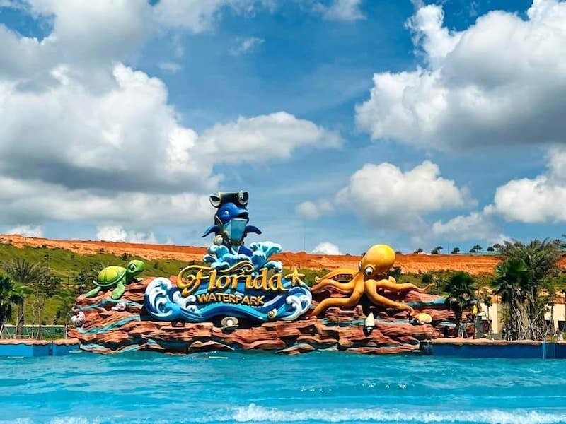 Cá, bạch tuột khổng lồ được tạo hình độc đáo, tô điểm cho Florida Water Park thêm phần ấn tượng, sinh động.