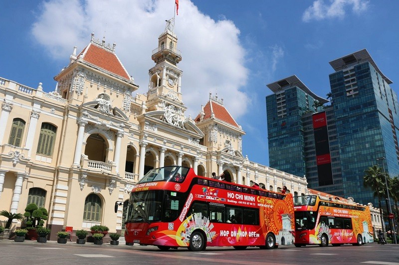 Khám phá điểm tham quan gần phố đi bộ bằng bus tour Hop-on Hop-off.