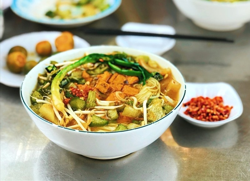 Bánh phở, củ dong giòn, thịt bò, rau thơm, đậu phộng rang, tiêu, ớt, chấm sốt sệt đặc biệt.