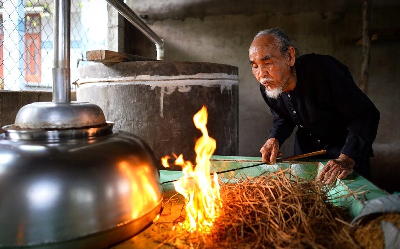 Làng nghề nấu rượu nếp truyền thống xứ dừa vẫn giữ vững nét xưa.