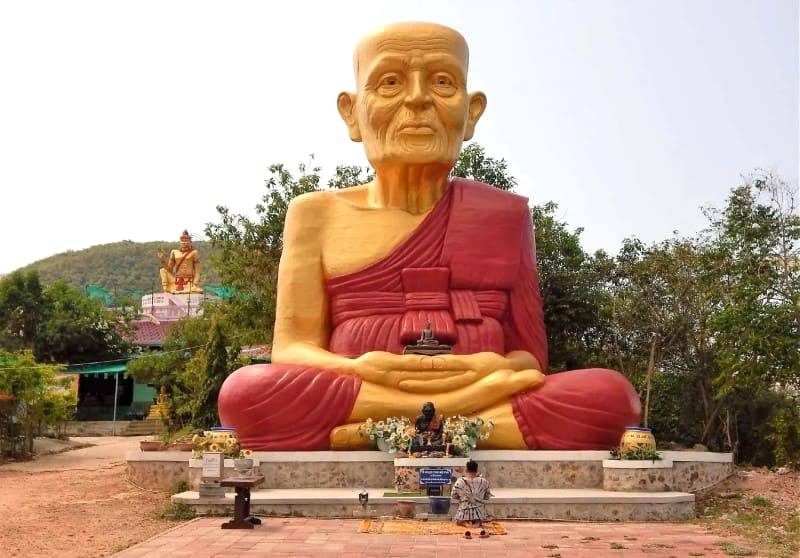 Koh Larn: Ngắm trọn đảo từ Big Buddha Viewpoint.