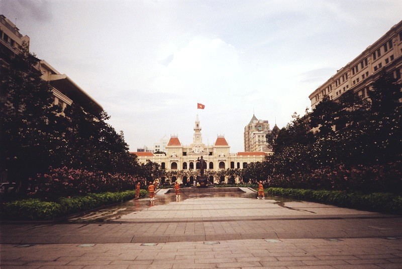 Bức tượng Hồ Chí Minh uy nghi trước Ủy ban Nhân dân thành phố, điểm nhấn đầu phố đi bộ Nguyễn Huệ. (Ảnh: Thụy Anh)