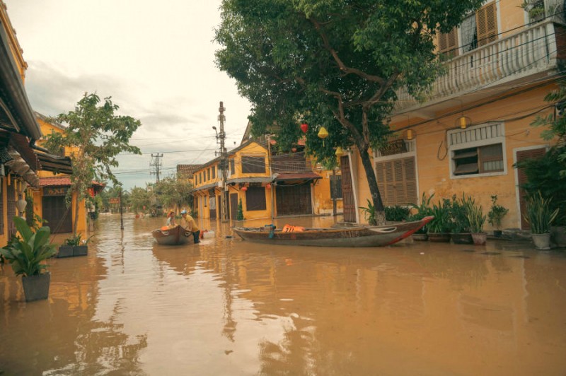 Di chuyển bằng thuyền, phương tiện phổ biến thay vì xe máy, xe đạp.