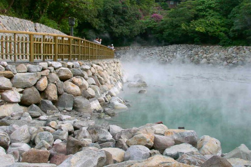 Suối khoáng Kim Bôi (36°C) lý tưởng thư giãn.