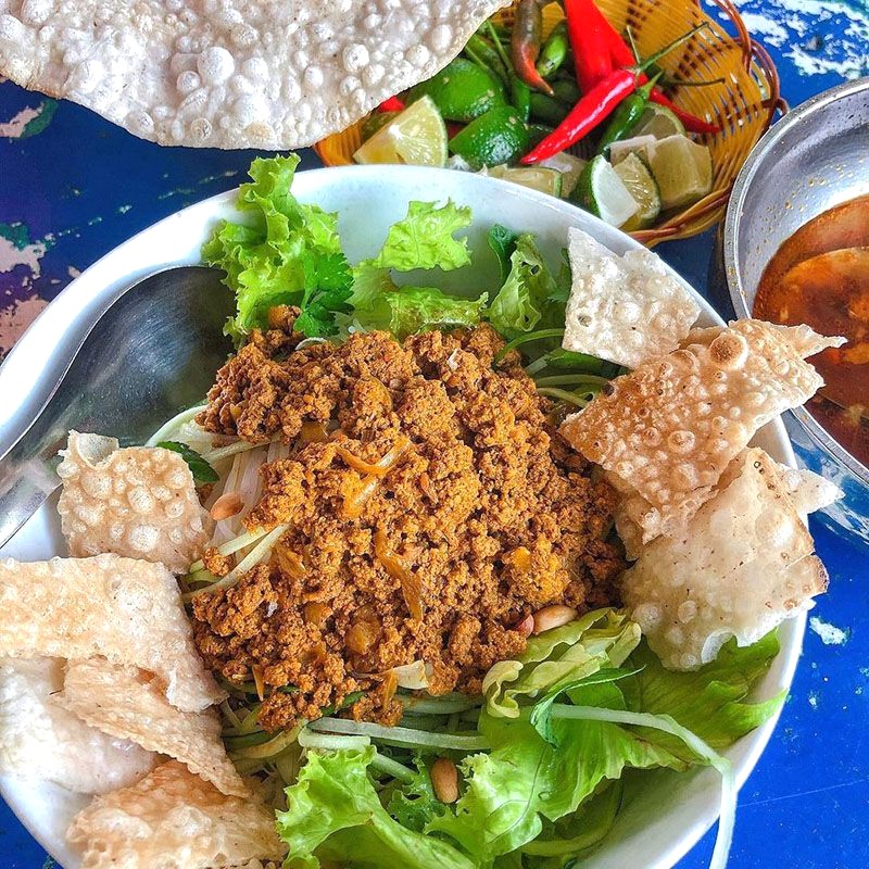 Bún khô, đặc sản Quy Nhơn.