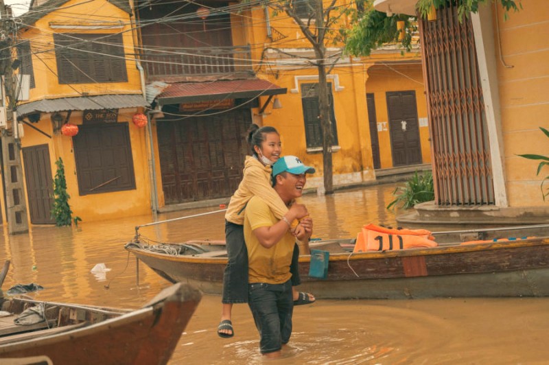 Phố Hội sau bão: Khoảnh khắc đáng yêu trong lăng kính.