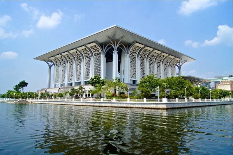 Putrajaya hiện đại, đầy đủ tiện nghi.