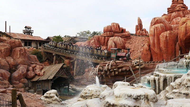 Big Thunder Mountain: 30 người/chuyến.