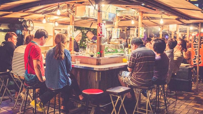 Hoàng hôn buông, Yatai Stall chờ bạn với ẩm thực độc đáo Fukuoka.