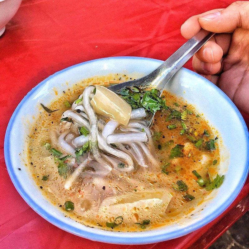 Bánh canh da heo: sợi dai, da béo, nước ngọt thanh.