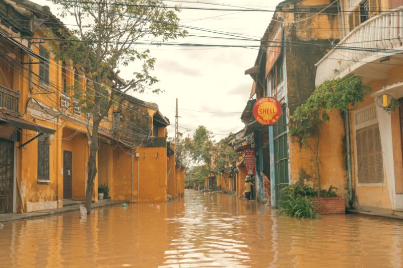 Hội An chìm trong nước, như một dòng sông.