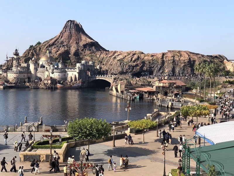 Tokyo DisneySea kề bên Tokyo Disneyland.