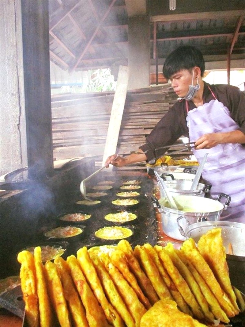 Bánh xèo thơm ngon, sẵn sàng phục vụ thực khách.