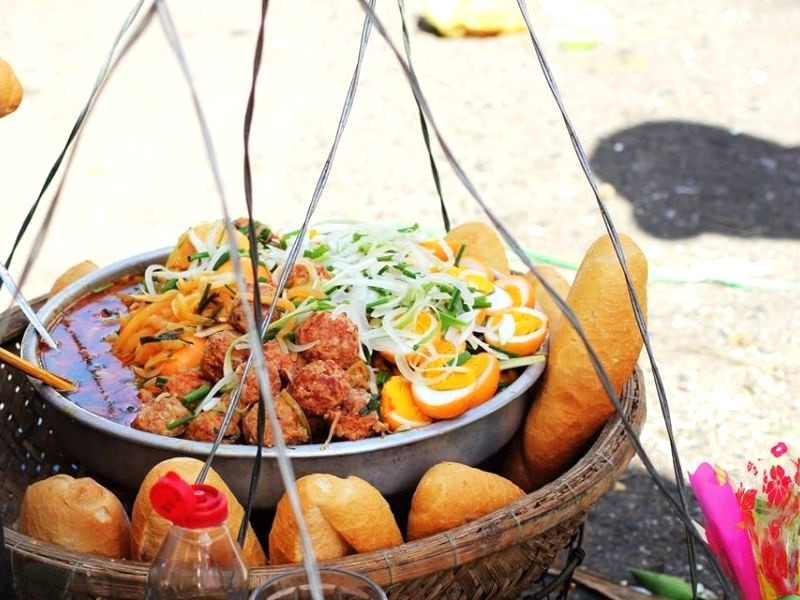 Bánh mì xíu mại trứng Phan Thiết.