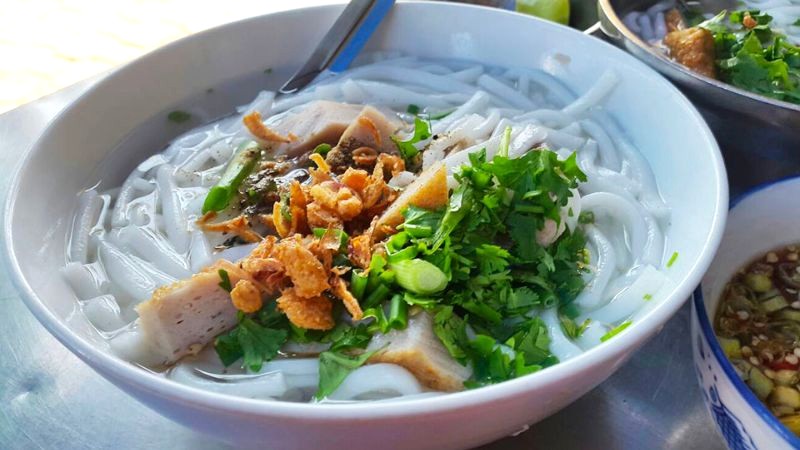 Bánh canh chả cá đầy đủ topping hấp dẫn.