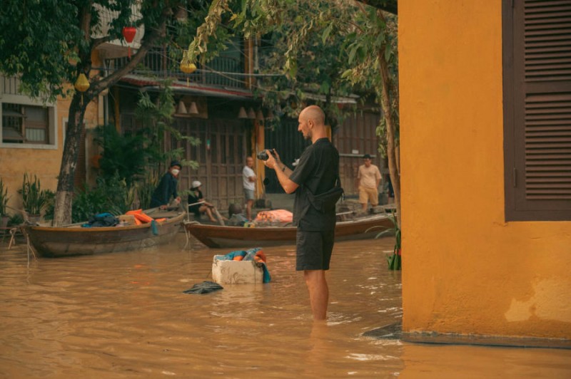 Sau cơn bão, bạn bè quốc tế nhiệt tình hỗ trợ người dân khắc phục thiệt hại, lưu giữ khoảnh khắc bằng những bức ảnh.