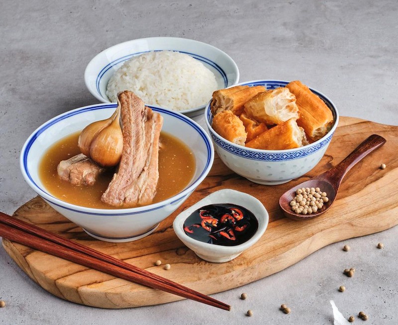 Người dân Singapore thưởng thức Bak Kut Teh cho bữa sáng thanh đạm.