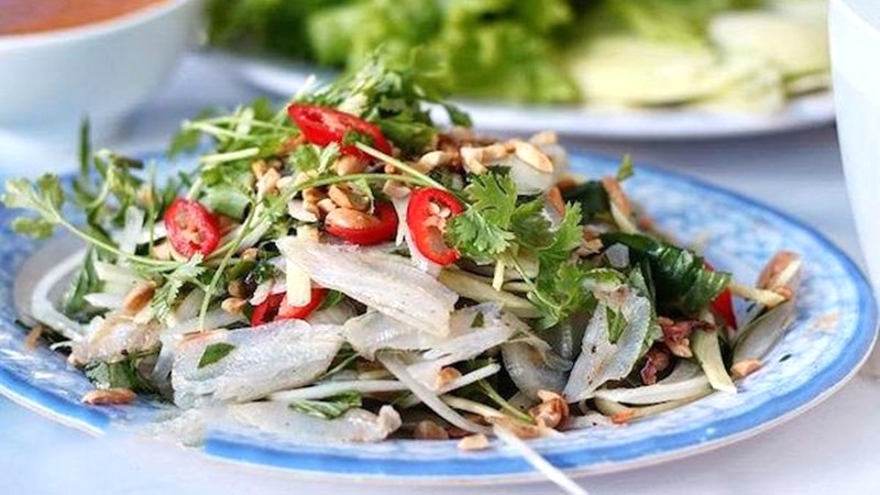 Gỏi cá mai ăn kèm rau sống, bánh tráng.