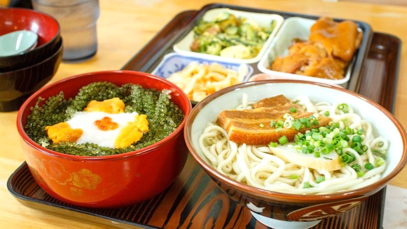 Okinawa Soba, với mì dày, nước dùng Konbu và thịt ba chỉ, có nét tương đồng với Ramen.