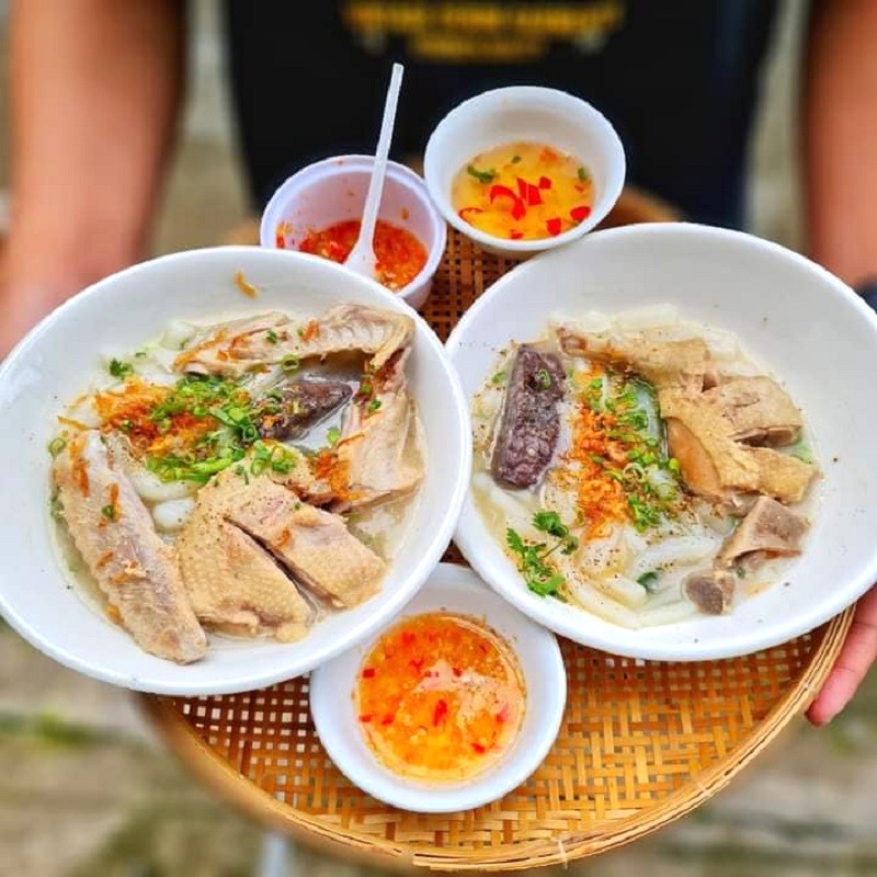 Bánh canh bột xắt Bến Tre: Thơm ngon, lạ miệng.