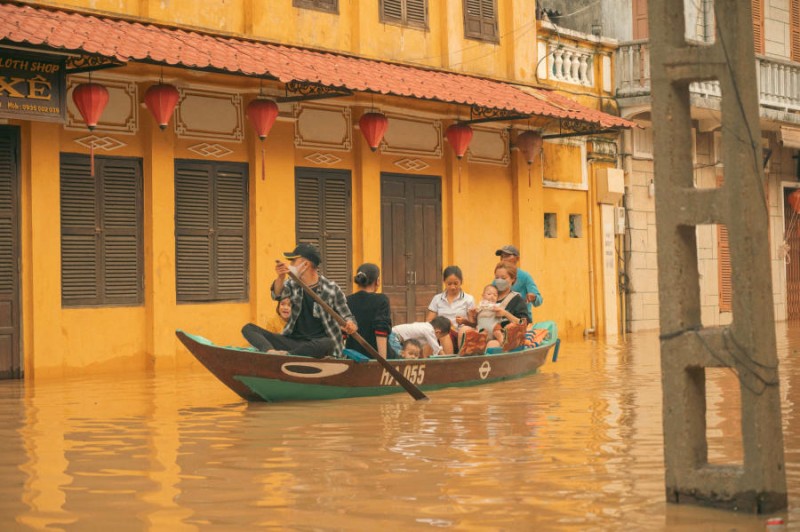 Thuyền lãng du trên phố, trải nghiệm độc đáo, khó quên!