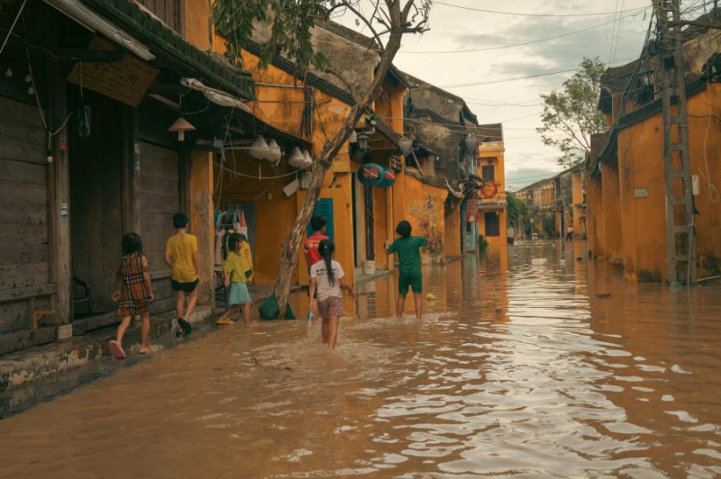 Trẻ con xóm tôi nô nức kéo nhau ra đường nghịch nước.